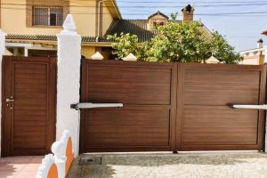 Cómo automatizar una puerta de manera sencilla, guía práctica