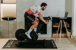 Cómo montar un setup de ciclismo indoor en casa silencioso y estable